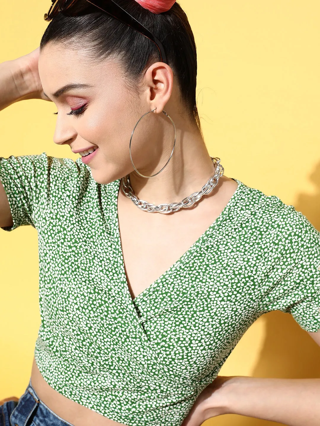 Berrylush Women Green & White Floral Printed V-Neck Short Sleeves Slim-Fit Knitted Cropped T-Shirt