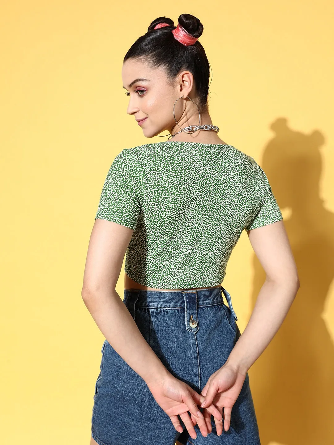 Berrylush Women Green & White Floral Printed V-Neck Short Sleeves Slim-Fit Knitted Cropped T-Shirt